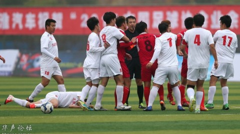 从中乙助教到全国禁赛：球员踢裁判禁区不容触碰，内蒙古足坛展现零容忍