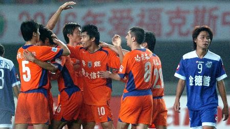 山东泰山2026赛季球员阵容深度扫描：老中青三代筑就“橙衣铁军”，谁能扛起中超新王旗帜？