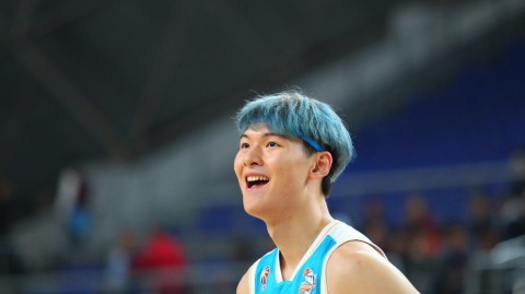 蓝发少年与内线长城：十年前那场画风清奇的篮球热身赛