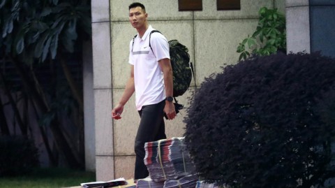 别样归途：阿联晨光中的背影与未完的篮球篇章