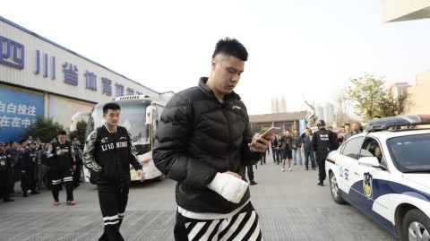 总决赛硝烟中的倔强背影
